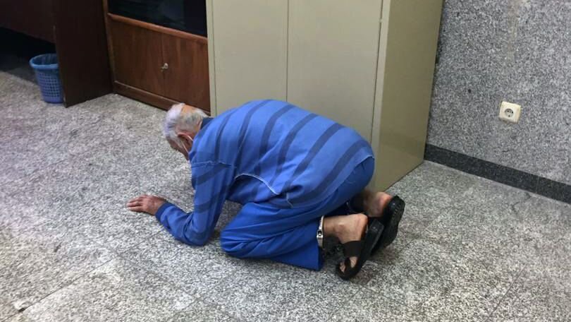 عکس | لحظه شکرگزاری پدر بابک خرمدین به خاطر قتل پسرش