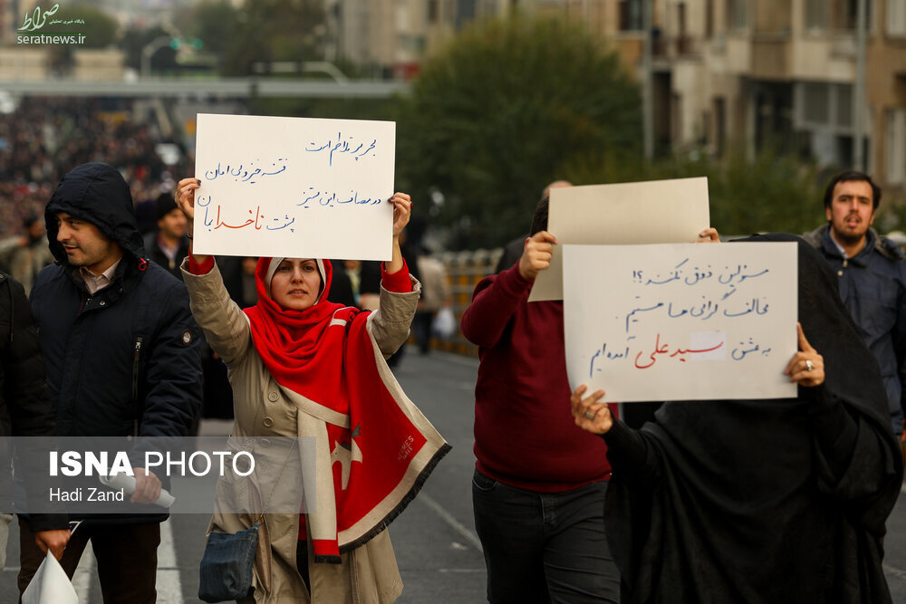 عکس/ اعتراض به گرانی بنزین در تجمع میدان انقلاب