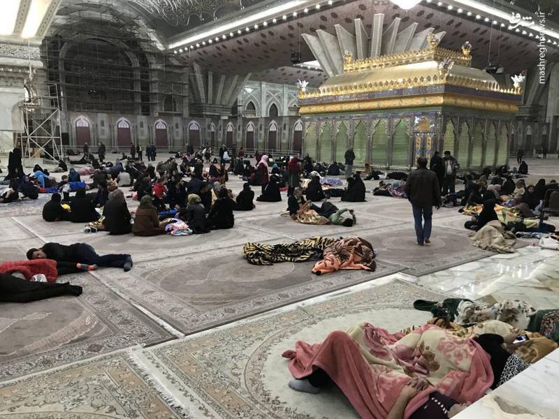 حضور مردم تهران در حرم امام  پس از زلزله دیشب