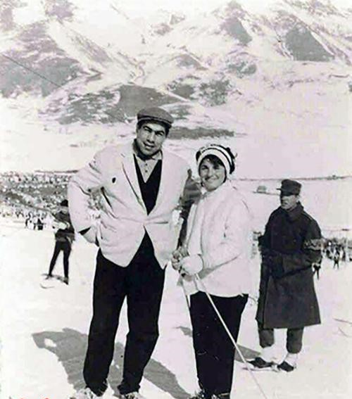 جهان پهلوان تختی و همسرش در پیست اسکی 