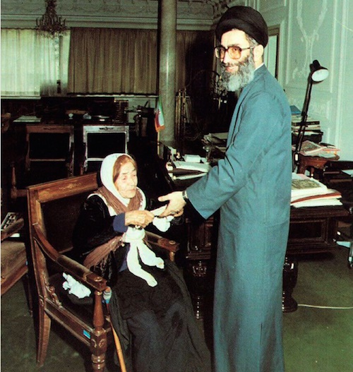 خاطره دیدار پیرزن اراکی با مقام معظم رهبری خاطره دیدار پیرزن اراکی با مقام معظم رهبری