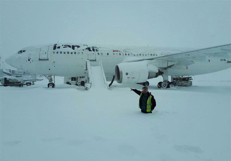عکسی خاص از بارش شدید برف در فرودگاه امام