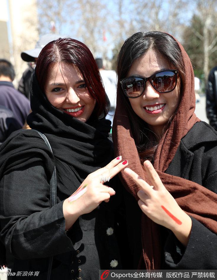 دختران ایرانی که بازی با چین را در استادیوم آزادی بودند(+گزارش تصویری)