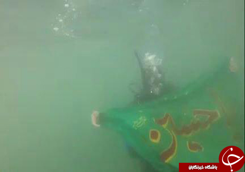 به اهتزاز درآوردن پرچم امام حسین (ع) در اعماق دریای خزر +تصاویر