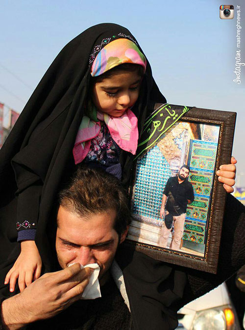 عکس: دختر 3 ساله شهید در تشییع پدر