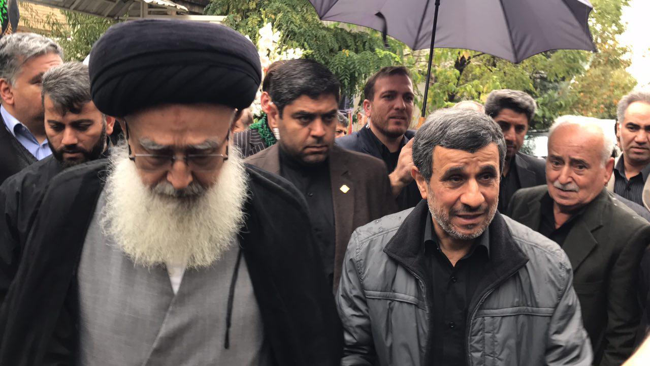 احمدی‌نژاد در مراسم تشییع پیکر برادرش (عکس)