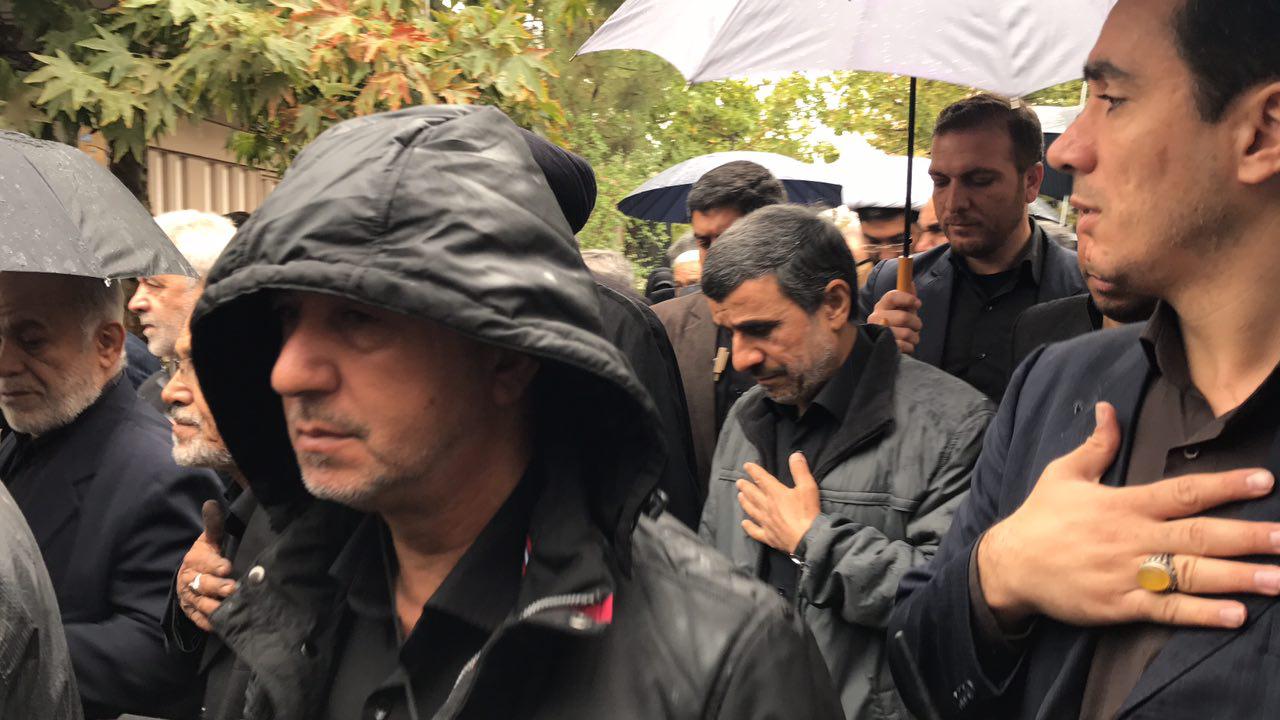 احمدی‌نژاد در مراسم تشییع پیکر برادرش (عکس)