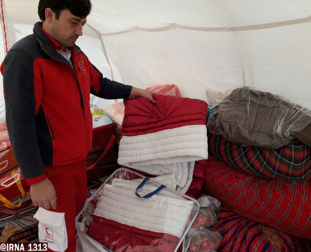 عروس بجنوردی، جهیزیه خود را به مردم زلزله‌زده کرمانشاه اهدا کرد (عکس)