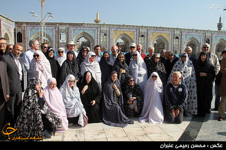 عکس/گردشگران خارجی با چادر گل‌منگولی
