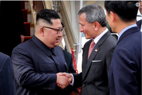 نخستین تصویر رهبر کره‌شمالی پس از رسیدن به فرودگاه سنگاپور (+عکس)