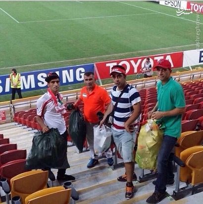 حرکت قابل تحسین هواداران ایرانی در استرالیا + عکسچند هوادار تیم ملی فوتبال ایران پس از بازی با امارات زباله های سکوهای ورزشگاه را جمع کردند.