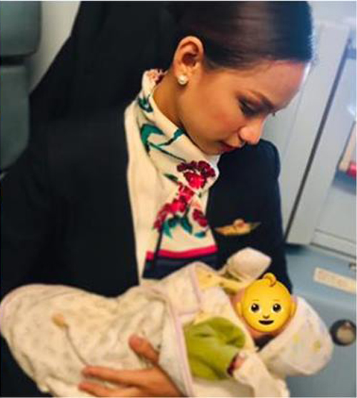 اقدام مادرانه مهماندار هواپیما باعث شهرتش در فضای مجازی شد+تصویر