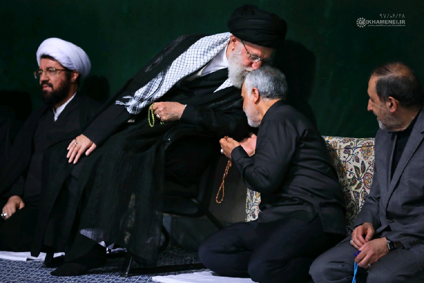 بوسه مقام معظم رهبری بر سر سردار سلیمانی (عکس) بوسه مقام معظم رهبری بر سر سردار سلیمانی (عکس)