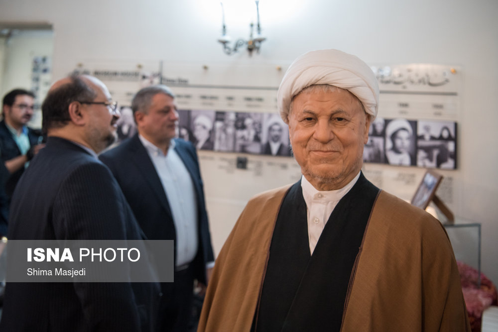وزیر صنعت در کنار مجسمه هاشمی رفسنجانی/عکس