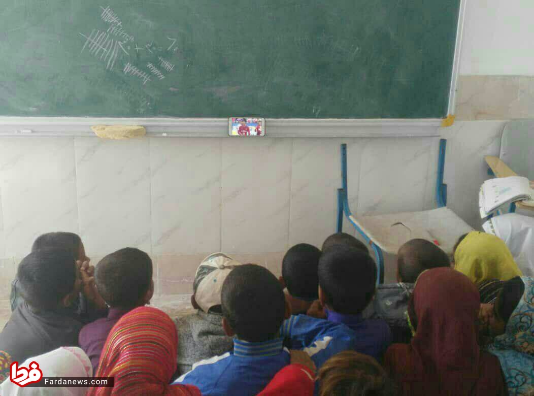 عکس: تماشای متفاوت بازی پرسپولیس در یک مدرسه محروم!
