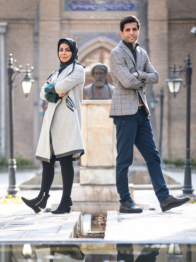 عکس/  دروازه بان استقلال و همسرش با تندیس فردوسی