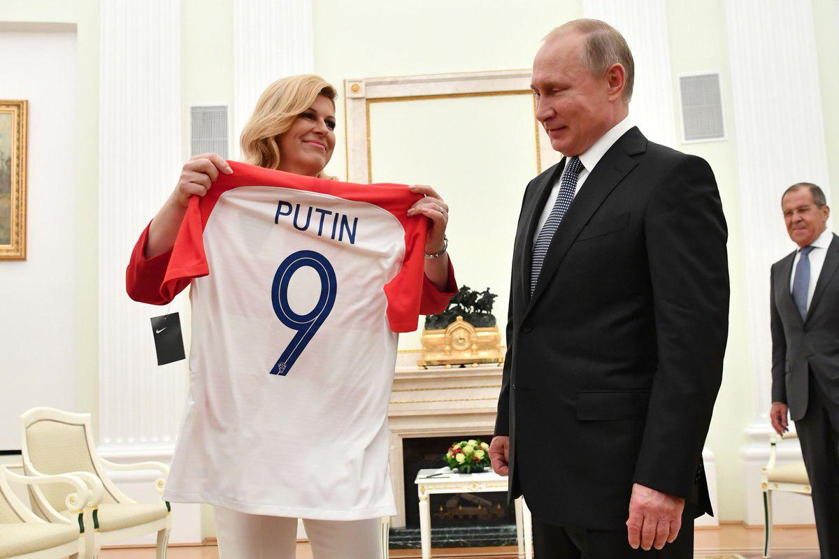 Image result for ‫رییس جمهور کرواسی پیراهن شماره ۹ تیم ملی‌ را به پوتین اهدا کرد‬‎