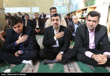 محمود احمدی نژاد رئیس جمهور سابق و سیدحسن موسوی مسئول دفتر وی (راست)