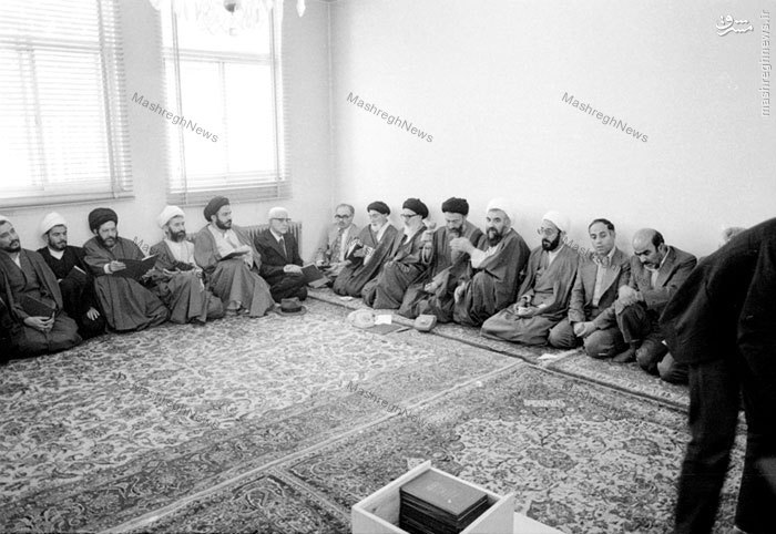 12 اردیبهشت 1358، آیت الله طالقانی، آیت الله بهشتی، آیت الله انواری، آیت الله سیدابوالفضل زنجانی، دکتر یدالله سحابی و ناصر میناچی در منزل شهید آیت الله مطهری، ساعاتی پس از شهادت وی