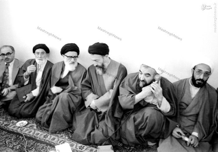 12 اردیبهشت 1358، آیت الله طالقانی، آیت الله بهشتی، آیت الله انواری، آیت الله سید ابوالفضل زنجانی و ناصر میناچی در منزل شهید آیت الله مطهری، ساعاتی پس از شهادت وی