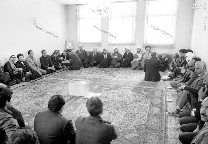حضور شخصیت های انقلاب درمنزل آیت الله مطهری پس از دریافت خبر شهادت وی