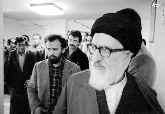 حضور آیت الله طالقانی در منزل آیت الله مطهری پس از دریافت خبر شهادت وی