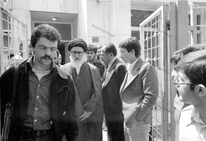 حضور آیت الله طالقانی درمنزل آیت الله مطهری پس از دریافت خبر شهادت وی