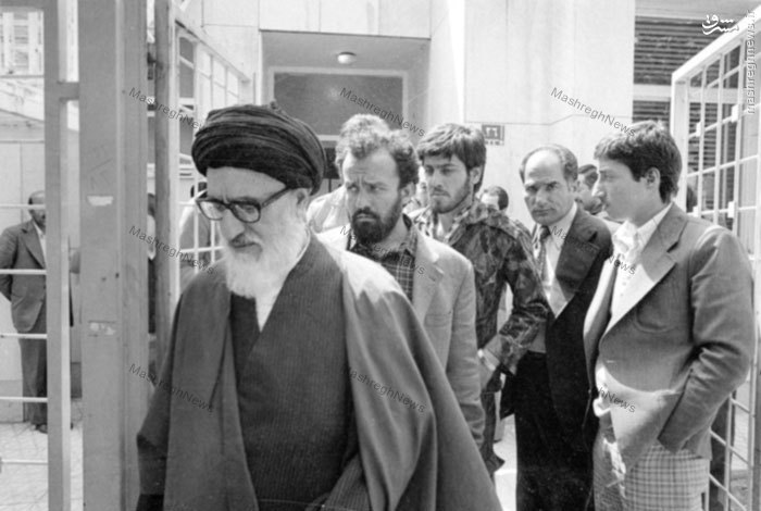 حضور آیت الله طالقانی در منزل آیت الله مطهری پس از دریافت خبر شهادت وی