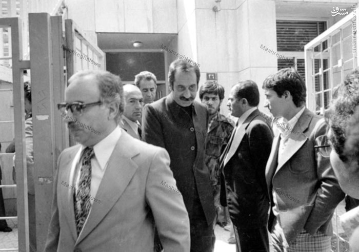 حضورداریوش فروهر و ناصر میناچی درمنزل آیت الله مطهری پس از دریافت خبر شهادت وی