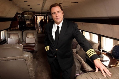 جان تراولتا/جان تراولتا یکی از بازیگران هوشمند و توانای سینمای جهان و یکی از چهره‌های هنری است که توانایی هدایت هواپیما را به عنوان یک خلبان دارد./تراولتا در بوئینگ 707 شخصی خود که از خطوط هواپیمایی استرالیا خریداری کرده است