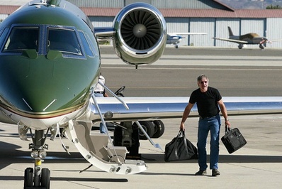 هریسون فورد/هریسون فورد که ستاره فیلم‌های «ایندیانا جونز» است، از جمله هنرمندان چهره‌ سینمای جهان است که توانایی خلبانی را دارد./ فورد ساعت‌های زیادی را به پرواز با جت شخصی خود اختصاص می‌دهد