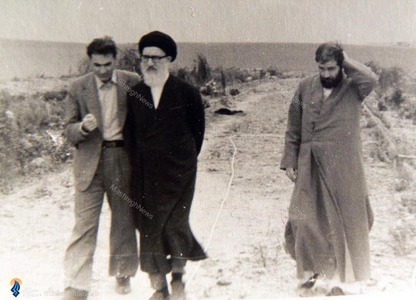 فروردین 1358،قم،آیت الله طالقانی به اتفاق حجت الاسلام سید احمد خمینی واحمدعلی بابایی درباغ آیت الله اشراقی