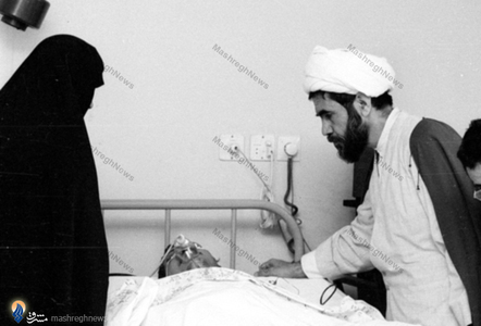 لحظاتی پس از بستری شدن هاشمی رفسنجانی در بیمارستان شهدای تجریش. شهید مفتح و عفت مرعشی بربالین وی حضور دارند