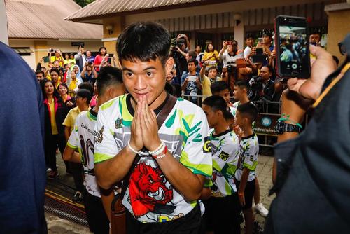 نخستین نشست خبری فوتبالیست‌های نوجوان نجات داده شده از غار در تایلند / شینهوا