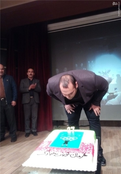 عکس/ بهداد کیک تولدش را فوت کرد