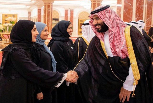 دست دادن شاهزاده عربستان با خانم‌ها!