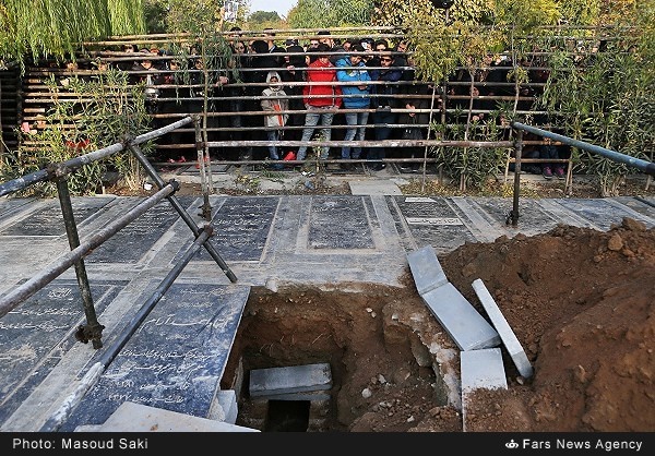  مرحوم پاشایی کنارچه کسی دفن  شد