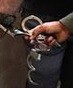 شمال نیوز: سه مرد نقابدار با حمله به خانه‌ای در آمل دست به سرقت 200 میلیون تومانی زدند.
