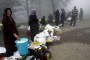 روستاییان روز سه شنبه مشغول فروش محصولات خود در جاده مه آلود روستاهای ییلاقی رامسر هستند.
عکاس: سید محمداکبر موسوی