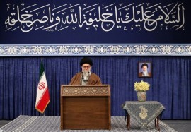 رهبر معظم انقلاب اسلامی با بیان اینکه اینجوری نیست که آمریکا بخواهد مذاکره کند تا یک حرف حق را قبول کند بلکه می خواهد مذاکره کند تا یک حرف باطل را تعبیر کند، فرمودند: باید مراقبت شود که مذاکره فرسایشی نشود....