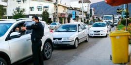 سرپرست پلیس راه مازندران گفت: از روز چهارشنبه طی سه روز گذشته تاکنون ماموران پلیس نسبت به اعمال قانون یک‌هزار و ۸۸۷ دستگاه خودرو و همچنین برگشت به مبدا یک‌هزار و ۲۰۲ دستگاه خودرو اقدام کردند. / هادی عبادی امروز درباره آخرین وضعیت جاده‌های شمال در گفت‌وگو با خبرنگار خبرگزاری فارس در شهرستان ساری، اظهار کرد: درحال حاضر تردد خودروها در تمامی محورهای اصلی مازندران به‌صورت عادی و روان است و شاهد روند کاهش ورودی در محورهای شمال هستیم.  وی افزود: ترافیک از محورهای اصلی به مسیرهای فرعی و ییلاقی مازندران رسیده است‌  سرپرست پلیس راه مازندران با اعلام اینکه ممنوعیت‌های تردد کرونایی در محورهای شمال با قوت ادامه دارد، اضافه کرد:  همکاران پلیس در مبادی ورودی استان حضور دارند و نسبت به برگشت خودروها و اعمال قانون اقدام می‌کنند.  این مسوول بیان کرد: از روز چهارشنبه طی سه روز گذشته تاکنون ماموران پلیس نسبت به اعمال قانون یک‌هزار و ۸۸۷ دستگاه خودرو و همچنین برگشت به مبدا یک‌هزار و ۲۰۲ دستگاه خودرو اقدام کردند.  عبادی با اشاره به اینکه تشدید ممنوعیت‌های کرونایی تا ساعت ۱۲ روز دوشنبه ادامه خواهد داشت، خاطرنشان کرد: تاکید پلیس پرهیز از ترددهای غیرضروری در محورهای شمال است. ....