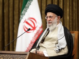  رهبر معظم انقلاب: حوادثی که در شمال‌غرب ایران در جریان است، باید بدون حضور بیگانگان حل شود / اگر کسی برای برادران خود چاه بکَند اول خودش در چاه می‌افتد / آن کسانی که با توهم تکیه بر دیگران گمان می‌کنند که امنیت شان را می‌توانند تامین کنند، بدانند که این سیلی را بزودی خواهند خورد....