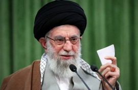 در بعضی از دانشگاه‌ها عناصری هستند که جوان نخبه را تشویق می‌کنند به ترک کشور؛ این خیانت و دشمنی با کشور است