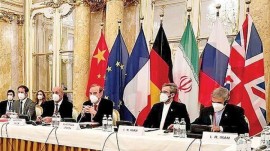 به حرف و وعده‌هاي آنها هيچ اعتمادي نيست حتي به امضاي آنها كه بي‌اعتبارترين امضاها در روابط و قراردادهاي جهاني است اطميناني وجود ندارد./  از گفت‌وگو ضرر نمي‌كنيم نبايد اين پرچم را به دشمن سپرد و ميدان را خالي كرد. ....