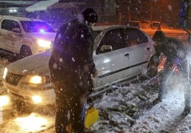 بیش از ۲۰۰ دستگاه خودرو در جاده‌های برفی مازندران گرفتار شدند