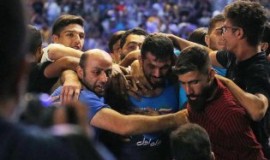 هجوم صدها تماشاگر به سمت حسن یزدانی در آزادی+فیلم / در رختکن را شکستند و کشتی‌گیران زندانی شدند