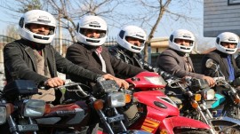 توزیع رایگان کلاه ایمنی بین راکبین موتورسیکلت در مازندران