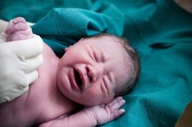فروش نوزاد با شناسنامه ۲۰۰میلیون تومان