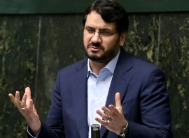 نقش انتخاباتی بذرپاش چیست؟ ۲۰ آذر ۱۴۰۲ - ۰۷:۲۴ کد خبر: 1261257   گروه شریان نزدیک به مهرداد بذرپاش تلقی می‌شود. اما او کیست که این روزها نامش زیاد شنیده می‌شود؟   نقش انتخاباتی بذرپاش چیست؟ گروه سیاست سایت فردا: در آستانه انتخابات مجلس گروه شریان یا همان شبکه راهبردی نیروهای انقلاب که چندماهی است تشکیل شده، اعلام کرده است که راهبرد انتخاباتی‌اش رقابت درون‌جریانی با نیروهای انقلاب اسلامی است؛ سخنی که به معنای عدم تمایل این گروه به وحدت انتخاباتی اصولگرایان تعبیر می‌شود. اما حاشیه‌ساز بودن شریان لزوما بی‌میلی آن برای پیوستن به اجماع اصولگرایان نیست بلکه نزدیک‌بودنش به دولت است آن هم به واسطه یک وزیر؛ مهرداد بذرپاش، وزیر راه و شهرسازی دولت سیزدهم که هم در مجمع عمومی این گروه شرکت کرد و هم آنکه تعداد زیادی از اعضای هیئت مرکزی شریان از نزدیکان او در وزارت راه بوده‌اند.  اما بذرپاش کیست؟  مهرداد بذرپاش یکی از جوان‌ترین سیاستمداران ایرانی است؛ او متولد سال59 است و پیش از اینکه وزیر راه دولت سیزدهم شود از سال99 تا ۱۴۰۱ رئیس کل دیوان محاسبات کشور بود. او صاحب امتیاز روزنامه وطن امروز هم هست.  بذرپاش، در سال 77 و به عنوان دانشجوی رشته مهندسی صنایع وارد دانشگاه صنعتی شریف شد و از سال دوم تحصیل وارد بسیج دانشگاه شد.  سال 81 که محمود احمدی‌نژاد به عنوان شهردار تهران تعیین شد، بذرپاش به عنوان مشاور شهردار به کار گرفته شد. پس از انتخاب احمدی‌نژاد به عنوان رئیس‌جمهور در سال84 بذرپاش مشاور رئیس‌جمهور و بعد از آن هم هم خبر عضویت او در هیئت مدیره شرکت سایپا منتشر شد. سال86 هم بذرپاش در حالی که تنها 27سال سن داشت به سمت مدیریت عامل شرکت پارس خودرو معرفی شد.  او دو سال بعد در تاریخ اول مرداد سال88 در حکمی به سمت معاون رئیس‌جمهور و رئیس سازمان ملی جوانان منصوب شد و در تاریخ ۲۸ آذر89 در جلسه هیئت دولت برکنار شد. گفته می‌شد علت این برکناری اختلاف‌نظرهایی بود که میان او با دولت وقت به وجود آمده بود. از این تاریخ است که بذرپاش قدری از دولت دور می‌شود و سعی می‌کند وارد مجلس شود. او در انتخابات نهمین دوره مجلس از حوزه انتخابیه تهران، ری، شمیرانات، اسلامشهر و پردیس موفق به حضور در خانه ملت شد.  بذرپاش در سال99 با ۱۵۸ رأی نمایندگان مجلس یازدهم به ریاست دیوان محاسبات رسید اما در آنجا هم ماندگار نشد و در نهایت به وزارت راه و شهرسازی دولت سیزدهم رسید.  گفته می‌شود حالا مهرداد بذرپاش در قالب تشکیلاتی انتخاباتی به نام شریان قصد دارد بر انتخابات تأثیرگذار باشد و حتی گفته می‌شود گروه شریان که نزدیک به شریان محسوب می‌شود به نوعی بازوی انتخاباتی دولت است. البته رئیسی گفته است که دولت در انتخابات دخالت نمی‌کند اما حضور بذرپاش در مجمع عمومی شریان و البته ارتباط بسیاری از اعضای شورای مرکزی شریان با وزارت راه و شهرسازی بر این شائبه دامن می‌زند.