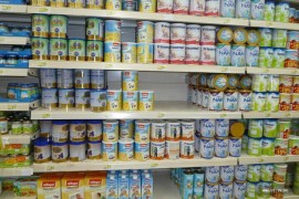 اگر مابه تفاوت نرخ ارز شیرخشک در قالب یارانه به خانواده ها به جای داروخانه ها پرداخت می شد هم چالش نقدینگی داروخانه ها و هم معضل در دسترس بودن این محصول برطرف می شد ....